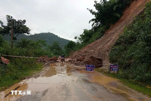 New storm appears in East Sea, flash floods warned for north, north-central regions - Ảnh 1.