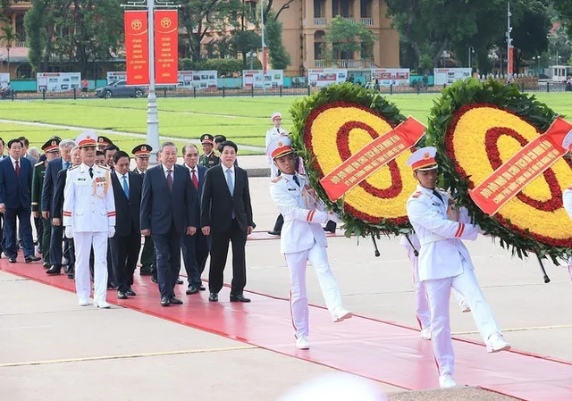 Party, State leaders pay tribute to President Ho Chi Minh, fallen soldiers - Ảnh 1.