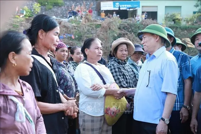 PM Pham Minh Chinh visits flood-ravaged Dien Bien province, urges swift relief efforts - Ảnh 2.
