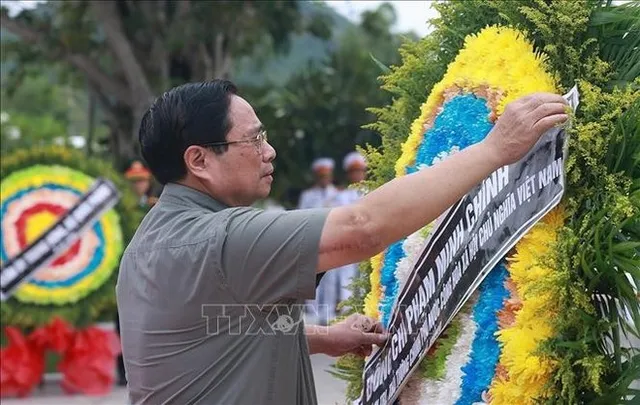 PM honours Vietnamese fallen heroes at An Giang burial ceremony - Ảnh 1.