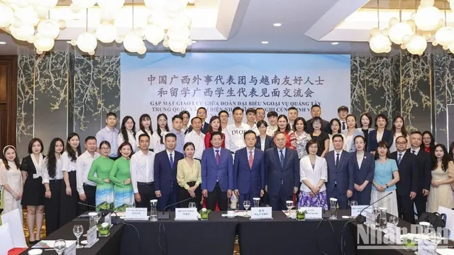 Meeting with Vietnamese scholars and students who studied in Guangxi (China) - Ảnh 2.