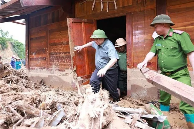 PM Pham Minh Chinh visits flood-ravaged Dien Bien province, urges swift relief efforts - Ảnh 1.