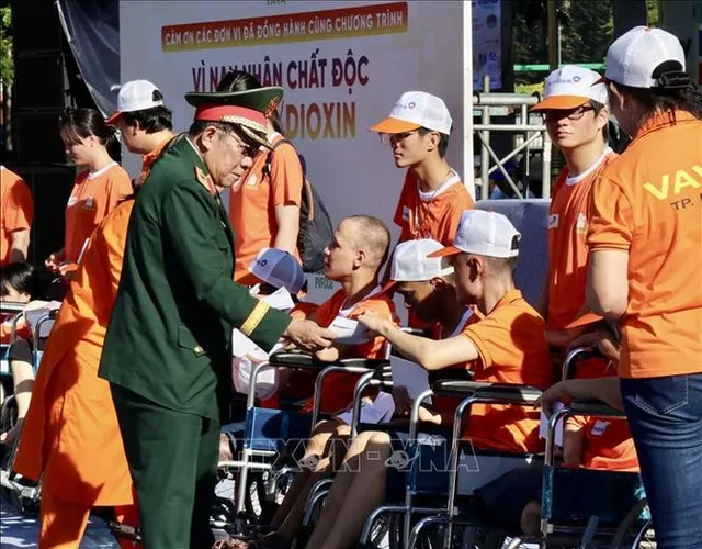 More than 5,000 people join charity walk for AO victims - Ảnh 1.