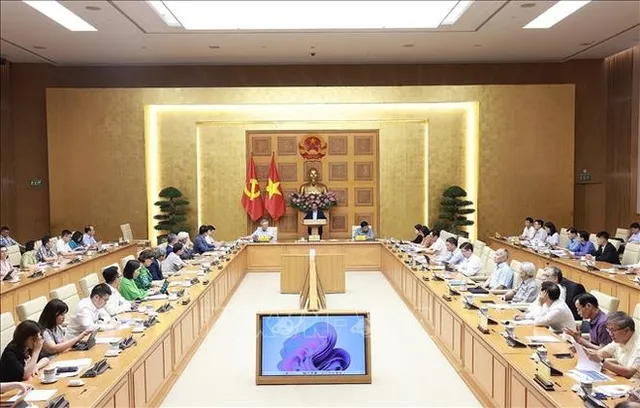 PM calls for private sectors stronger efforts to drive economic growth - Ảnh 1.