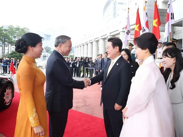 Korean President hosts welcome ceremony for Vietnamese Party leader - Ảnh 1.