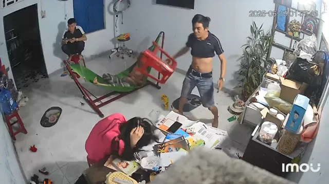 Người phụ nữ tố bị anh ruột dùng ghế đánh gãy tay, đập liên tiếp vào đầu