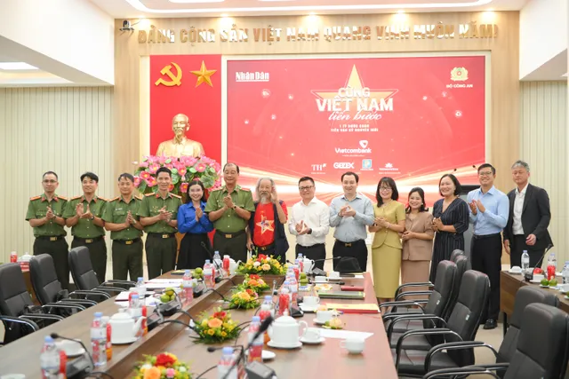 "Cùng Việt Nam tiến bước" - 1 tỷ bước chân tiến vào kỷ nguyên mới
- Ảnh 1. "Cùng Việt Nam tiến bước" - 1 tỷ bước chân tiến vào kỷ nguyên mới
- Ảnh 1.