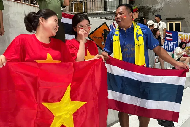 Từ khán đài AFF nữ 2025: Tình bạn Việt Nam – Thái Lan vượt khỏi ranh giới sân cỏ- Ảnh 2. Từ khán đài AFF nữ 2025: Tình bạn Việt Nam – Thái Lan vượt khỏi ranh giới sân cỏ- Ảnh 2.