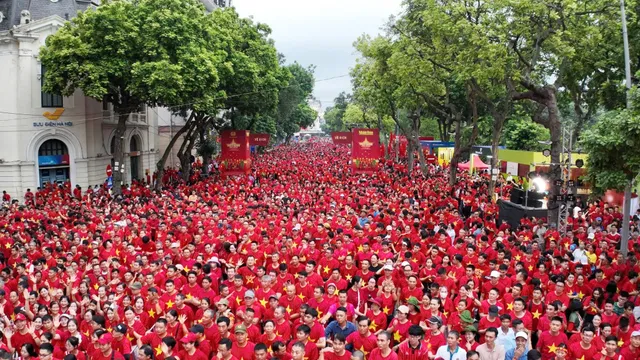 Hơn 1 triệu người đi bộ "Cùng Việt Nam tiến bước"
- Ảnh 1. Hơn 1 triệu người đi bộ "Cùng Việt Nam tiến bước"
- Ảnh 1.