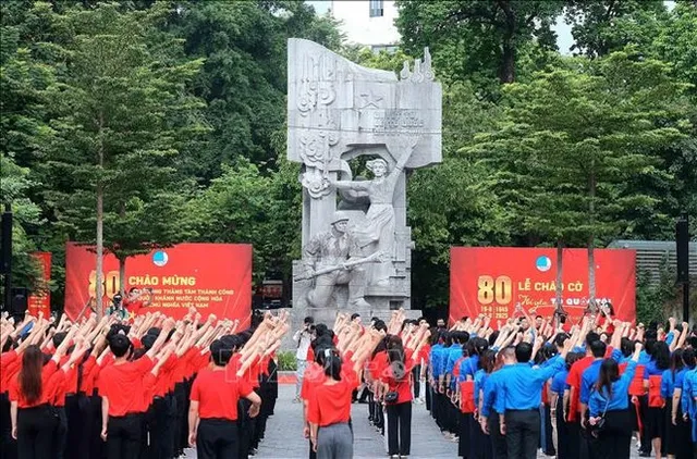 Youth nationwide join I Love My Fatherland flag salute ceremony - Ảnh 1.
