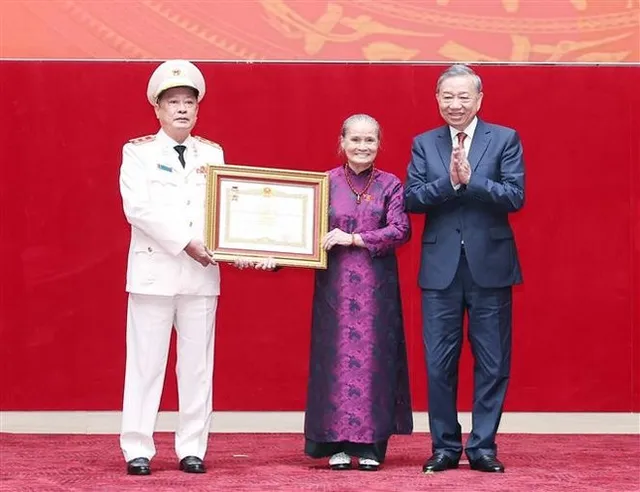 Party chief points out eight lessons learned by People’s Public Security Force - Ảnh 1.