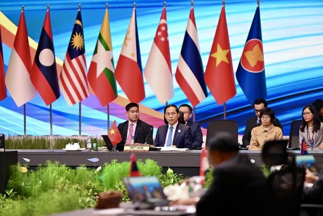 Vietnam’s 30-year journey in ASEAN – from shared aspirations to trusted, responsible member - Ảnh 1.