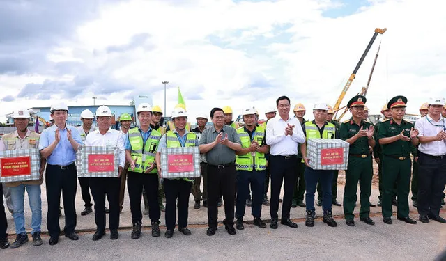 PM urges putting Dong Hoi airport’s new terminal into operation early - Ảnh 1.
