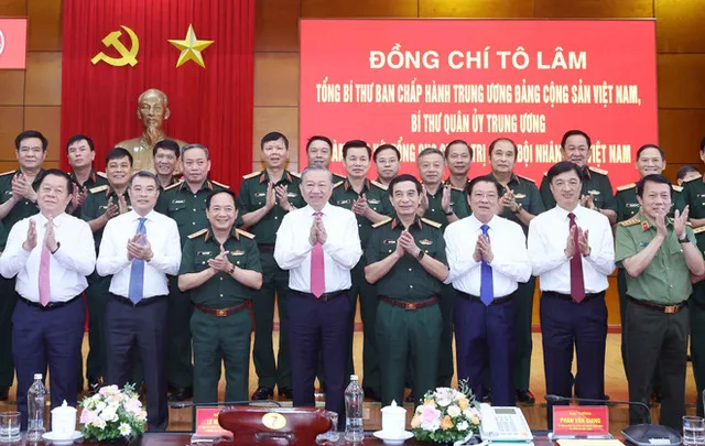 Party chief demands building stronger political foundation for peoples army - Ảnh 1.