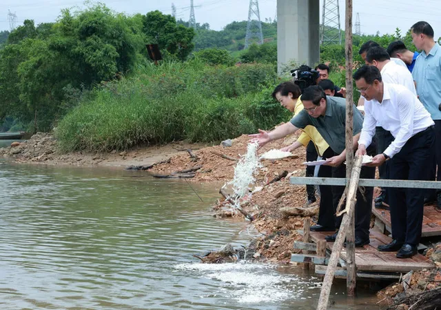 PM pays tribute to President Ho Chi Minh, fallen heroes in Quang Tri - Ảnh 1.