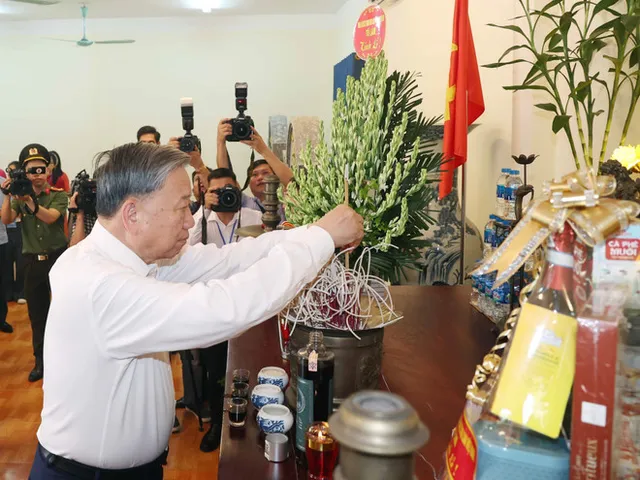 Party chief pens article honouring fallen heroes, revolution contributors - Ảnh 1.