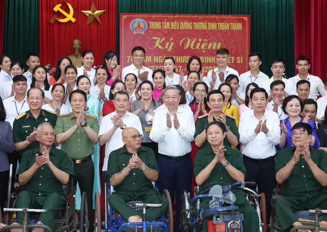 Caring for persons with contributions to revolution is a command from the heart: Party leader - Ảnh 1.