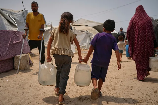 Anh tiếp nhận trẻ em Gaza sang điều trị y tế- Ảnh 1. Anh tiếp nhận trẻ em Gaza sang điều trị y tế- Ảnh 1.