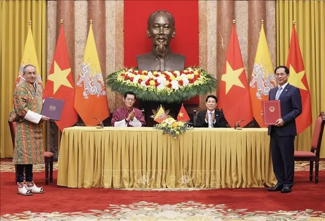 State President holds talks with King of Bhutan - Ảnh 1.