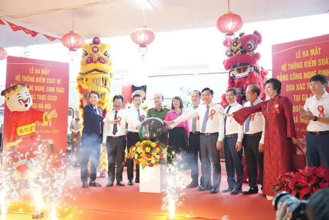 Vietnam Railways unveils Hanoi heritage train, smart ticketing - Ảnh 1.