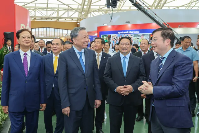 Tổng Bí thư và Thủ tướng tham quan gian trưng bày của VTV tại Triển lãm 80 năm Hành trình Độc lập - Tự do - Hạnh phúc - Ảnh 1.