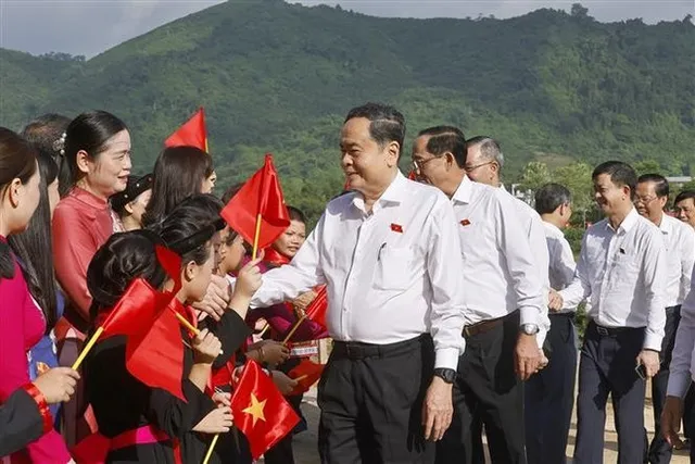 NA Chairman pays tribute to revolutionary predecessors in Tuyen Quang - Ảnh 1.