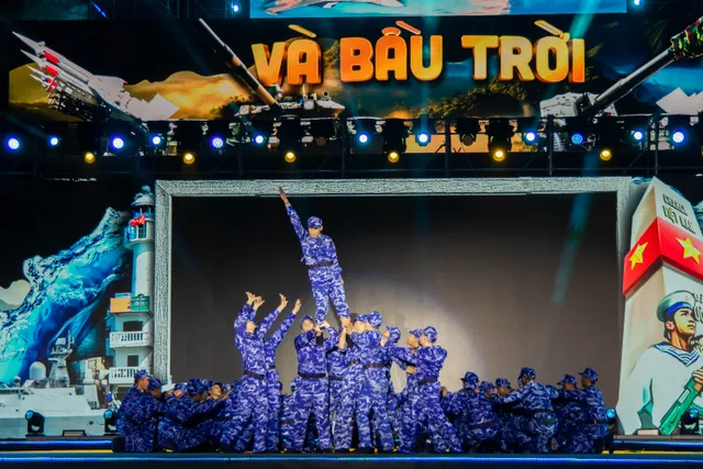 Live broadcast “Under the Glorious Flag”: Connecting three regions, with millions of hearts beating as one - Ảnh 3.