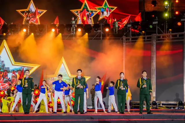 Live broadcast “Under the Glorious Flag”: Connecting three regions, with millions of hearts beating as one - Ảnh 4.