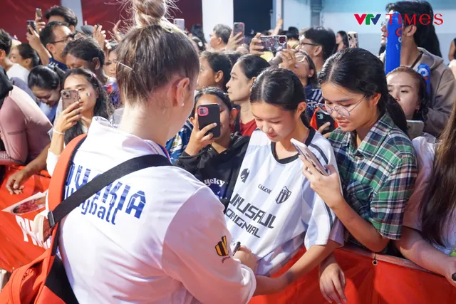 Cổ động viên Thái Lan nán lại đêm muộn vì các nữ vận động viên- Ảnh 6.