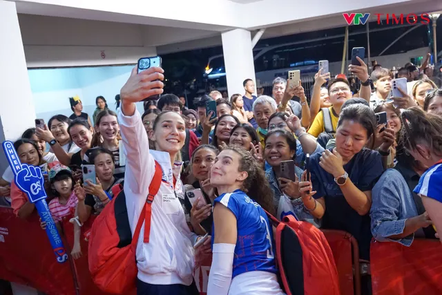 Cổ động viên Thái Lan nán lại đêm muộn vì các nữ vận động viên- Ảnh 5.