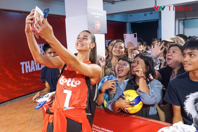 Cổ động viên Thái Lan nán lại đêm muộn vì các nữ vận động viên- Ảnh 4.
