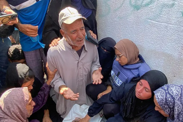 Israel tấn công bệnh viện ở Gaza 2 lần trong ngày khiến ít nhất 20 người tử vong - Ảnh 1.