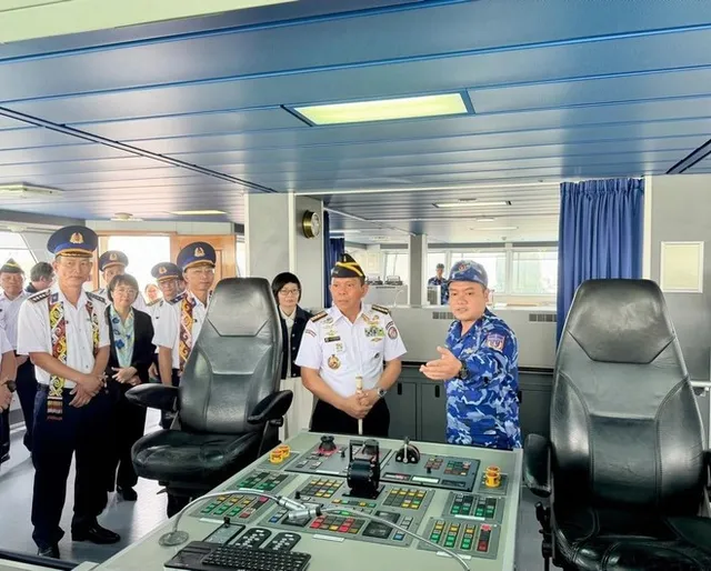 Viet Nam Coast Guard ship visits Indonesia to enhance maritime cooperation - Ảnh 1.