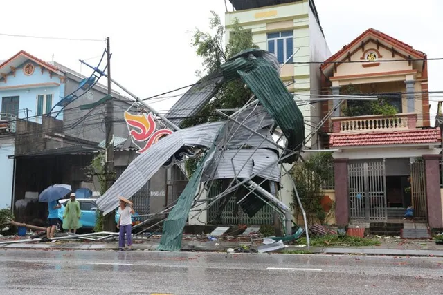 Typhoon Kajiki triggers widespread flooding, landslide risks across northern, central localities - Ảnh 1.