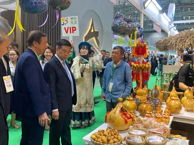 Hơn 200 doanh nghiệp quảng bá tại hội chợ "tinh hoa nội thất Đông Nam Á"- Ảnh 2. Hơn 200 doanh nghiệp quảng bá tại hội chợ "tinh hoa nội thất Đông Nam Á"- Ảnh 2.