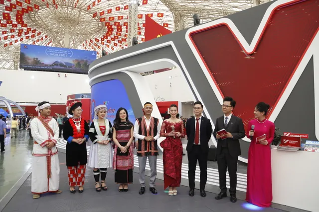 Gian trưng bày VTV tạo sức hút ngày khai mạc Triển lãm Thành tựu đất nước - Ảnh 1.