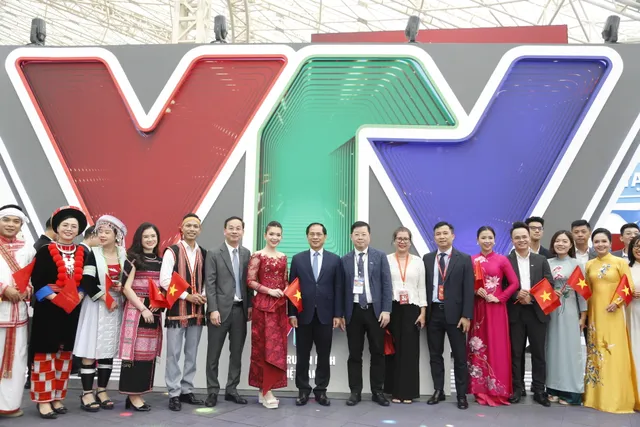 Gian trưng bày VTV tạo sức hút ngày khai mạc Triển lãm Thành tựu đất nước - Ảnh 3.