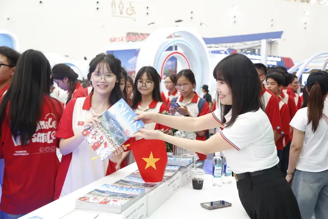 Gian trưng bày VTV tạo sức hút ngày khai mạc Triển lãm Thành tựu đất nước - Ảnh 14.