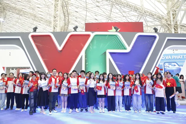 Gian trưng bày VTV tạo sức hút ngày khai mạc Triển lãm Thành tựu đất nước - Ảnh 16.