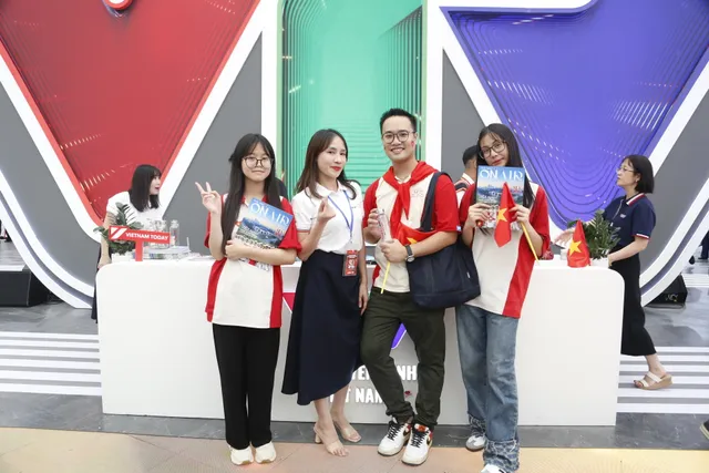Gian trưng bày VTV tạo sức hút ngày khai mạc Triển lãm Thành tựu đất nước - Ảnh 13.
