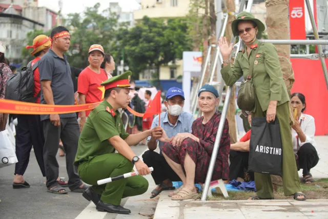 CẬP NHẬT: Người dân háo hức Tổng duyệt diễu binh, diễu hành kỷ niệm 80 năm Quốc khánh - Ảnh 3.