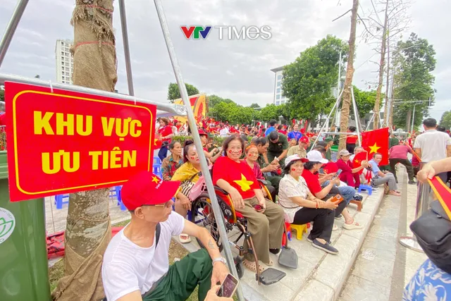 CẬP NHẬT: Người dân háo hức Tổng duyệt diễu binh, diễu hành kỷ niệm 80 năm Quốc khánh - Ảnh 1.