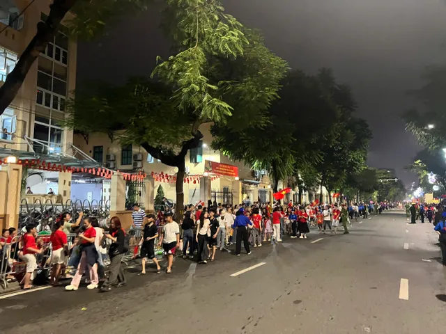 CẬP NHẬT: Người dân háo hức chờ đón Tổng duyệt diễu binh, diễu hành kỷ niệm 80 năm Quốc khánh - Ảnh 1.