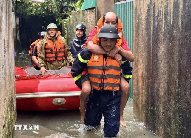 PM orders swift recovery efforts following Typhoon Kajiki - Ảnh 1.