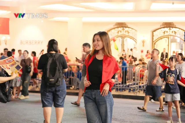 CẬP NHẬT: Người dân háo hức chờ đón Tổng duyệt diễu binh, diễu hành kỷ niệm 80 năm Quốc khánh - Ảnh 4.