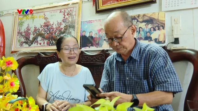Người dân phấn khởi với quà Tết độc lập