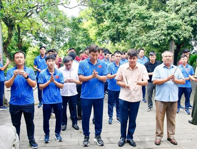 HLV Kim Sang Sik cùng đội tuyển U23 Việt Nam dâng hương tại Đền Hùng. HLV Kim Sang Sik cùng đội tuyển U23 Việt Nam dâng hương tại Đền Hùng.