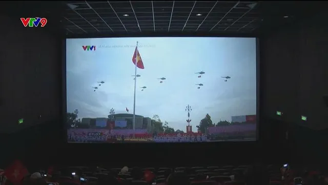 Người dân hào hứng xem qua màn hình lớn TP. Hồ Chí Minh