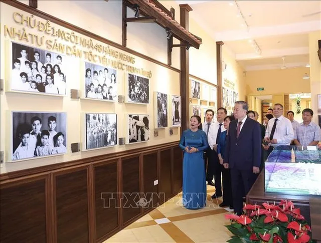 Party chief pays tribute to President Ho Chi Minh at House No. 48 on Hang Ngang street - Ảnh 1.