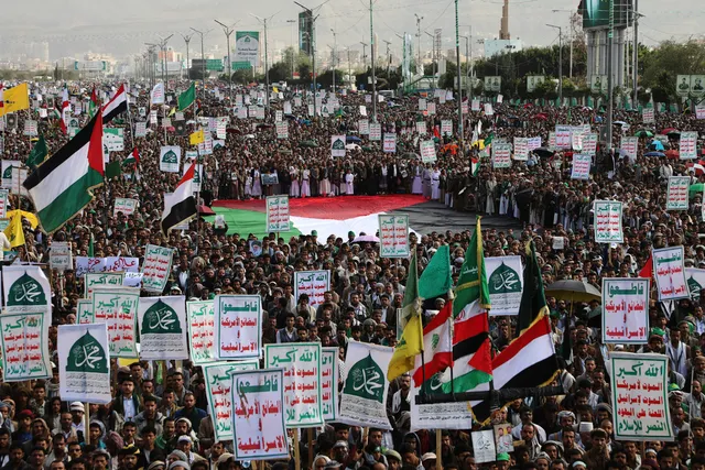Houthi tuyên bố tấn công tàu liên quan đến Israel ở phía Bắc Biển Đỏ  - Ảnh 1.
